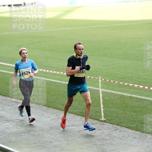 05.10.2025 - 20. swb-Marathon Bremen Michael Burmester http://msf.ph/oto/9323578 05.10.2025 10:24:09 Laufen im Stadion 9213, 9262, 9364, 9524, 10229, 10276, 10592, 10606, 10753, 10838, 10880, 11069, 11086, 11114, 11418, 11474, 11567, 11701, 11710, 9289, 9403, 9671, 9922, 10070, 10161, 10565, 10686, 10952, 11067 meine-sportfotos.de