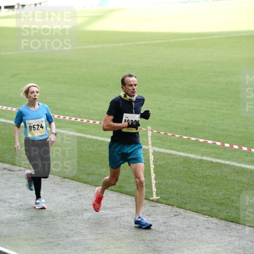 05.10.2025 - 20. swb-Marathon Bremen Michael Burmester http://msf.ph/oto/9323580 05.10.2025 10:24:09 Laufen im Stadion 9213, 9262, 9364, 9524, 10229, 10276, 10592, 10606, 10753, 10838, 10880, 11069, 11086, 11114, 11418, 11474, 11567, 11701, 11710, 9289, 9403, 9671, 9922, 10070, 10161, 10565, 10686, 10952, 11067 meine-sportfotos.de