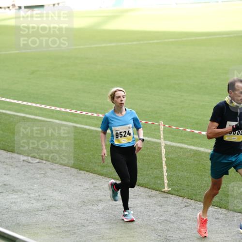 05.10.2025 - 20. swb-Marathon Bremen Michael Burmester http://msf.ph/oto/9323582 05.10.2025 10:24:10 Laufen im Stadion 9213, 9262, 9364, 9524, 10229, 10276, 10592, 10606, 10753, 10838, 10880, 11069, 11086, 11114, 11418, 11474, 11567, 11701, 11710, 9289, 9403, 9671, 9922, 10070, 10161, 10565, 10686, 10753, 10952, 11067 meine-sportfotos.de