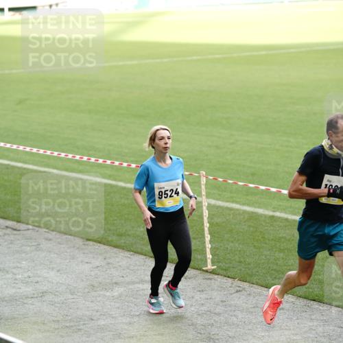 05.10.2025 - 20. swb-Marathon Bremen Michael Burmester http://msf.ph/oto/9323584 05.10.2025 10:24:10 Laufen im Stadion 9213, 9262, 9364, 9524, 10229, 10276, 10592, 10606, 10753, 10838, 10880, 11069, 11086, 11114, 11418, 11474, 11567, 11701, 11710, 9289, 9403, 9671, 9922, 10070, 10161, 10565, 10686, 10753, 10952, 11067 meine-sportfotos.de