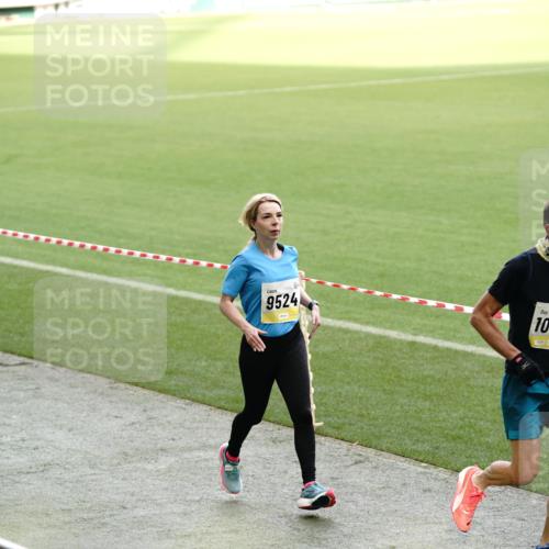 05.10.2025 - 20. swb-Marathon Bremen Michael Burmester http://msf.ph/oto/9323586 05.10.2025 10:24:10 Laufen im Stadion 9213, 9262, 9364, 9524, 10229, 10276, 10592, 10606, 10753, 10838, 10880, 11069, 11086, 11114, 11418, 11474, 11567, 11701, 11710, 9289, 9403, 9671, 9922, 10070, 10161, 10565, 10686, 10753, 10952, 11067 meine-sportfotos.de