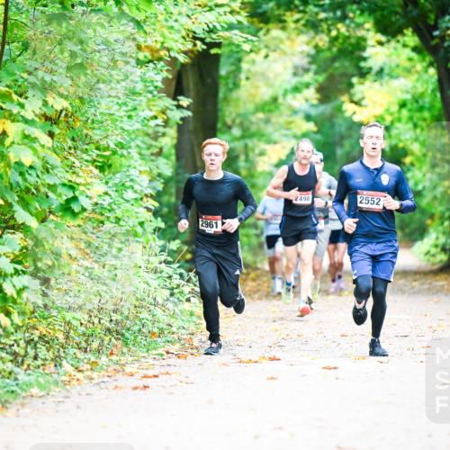 12.10.2025 - Bramfelder Halbmarathon 2025 Dr. Thomas Lammeyer http://msf.ph/oto/9340887 12.10.2025 09:50:00 Laufen 2961, 2498, 2552 meine-sportfotos.de