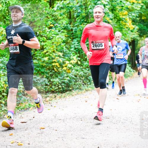 12.10.2025 - Bramfelder Halbmarathon 2025 Dr. Thomas Lammeyer http://msf.ph/oto/9341779 12.10.2025 09:52:58 Laufen 2468, 2605, 2548, 273 meine-sportfotos.de