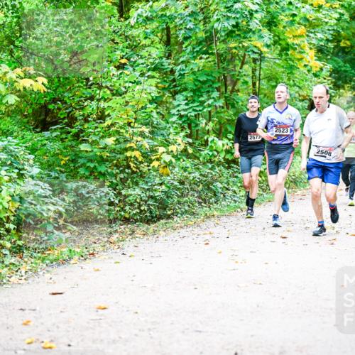 12.10.2025 - Bramfelder Halbmarathon 2025 Dr. Thomas Lammeyer http://msf.ph/oto/9341804 12.10.2025 09:53:03 Laufen 2573, 2523, 2508, 43 meine-sportfotos.de