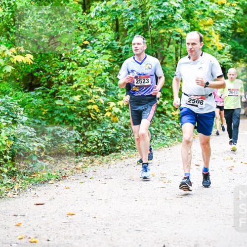 12.10.2025 - Bramfelder Halbmarathon 2025 Dr. Thomas Lammeyer http://msf.ph/oto/9341812 12.10.2025 09:53:04 Laufen 2523, 2508, 2643 meine-sportfotos.de