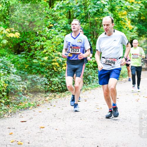 12.10.2025 - Bramfelder Halbmarathon 2025 Dr. Thomas Lammeyer http://msf.ph/oto/9341814 12.10.2025 09:53:04 Laufen 2523, 2508, 10, 2643 meine-sportfotos.de
