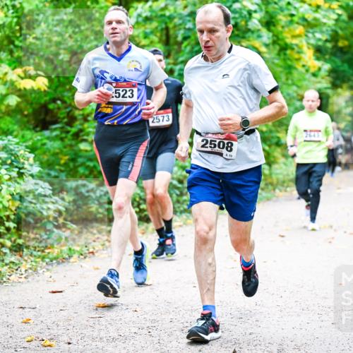 12.10.2025 - Bramfelder Halbmarathon 2025 Dr. Thomas Lammeyer http://msf.ph/oto/9341818 12.10.2025 09:53:05 Laufen 523, 2573, 2508, 10 meine-sportfotos.de