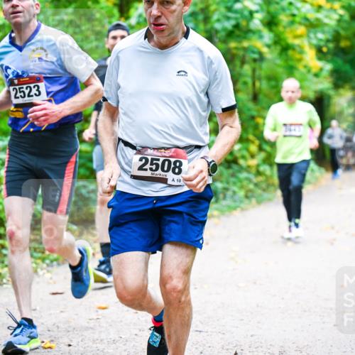 12.10.2025 - Bramfelder Halbmarathon 2025 Dr. Thomas Lammeyer http://msf.ph/oto/9341819 12.10.2025 09:53:05 Laufen 2523, 2508, 10, 3443 meine-sportfotos.de