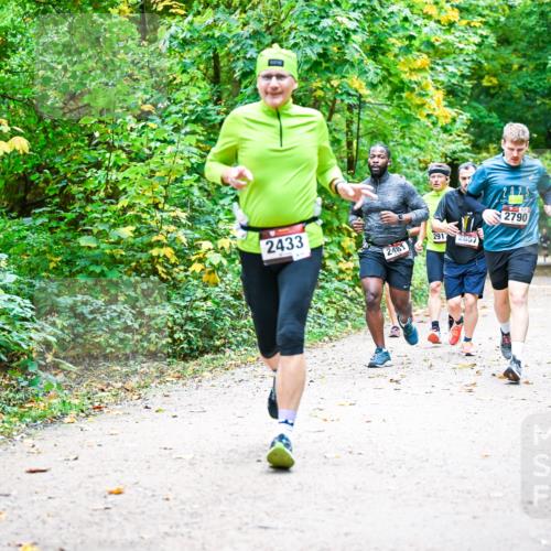12.10.2025 - Bramfelder Halbmarathon 2025 Dr. Thomas Lammeyer http://msf.ph/oto/9341964 12.10.2025 09:53:32 Laufen 2433, 2481, 2917, 2657, 2790 meine-sportfotos.de