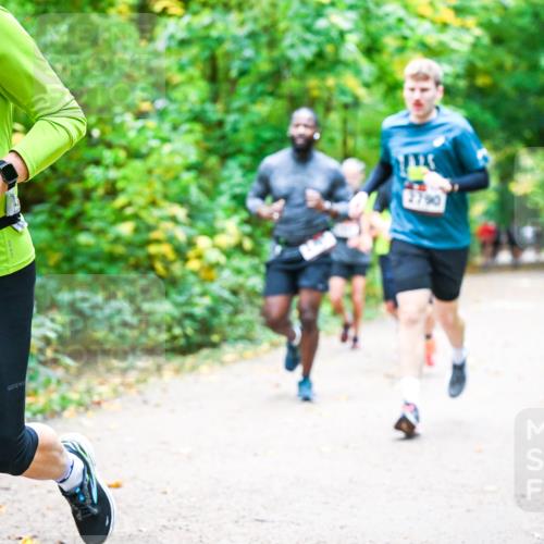 12.10.2025 - Bramfelder Halbmarathon 2025 Dr. Thomas Lammeyer http://msf.ph/oto/9341968 12.10.2025 09:53:33 Laufen 34, 2433, 28, 2790 meine-sportfotos.de