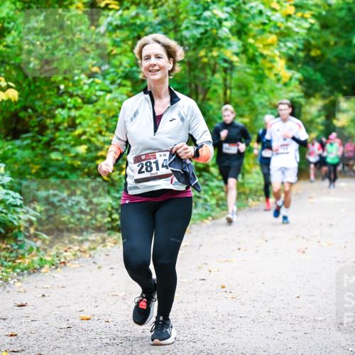 12.10.2025 - Bramfelder Halbmarathon 2025 Dr. Thomas Lammeyer http://msf.ph/oto/9342386 12.10.2025 09:54:52 Laufen 2826, 56, 2814 meine-sportfotos.de