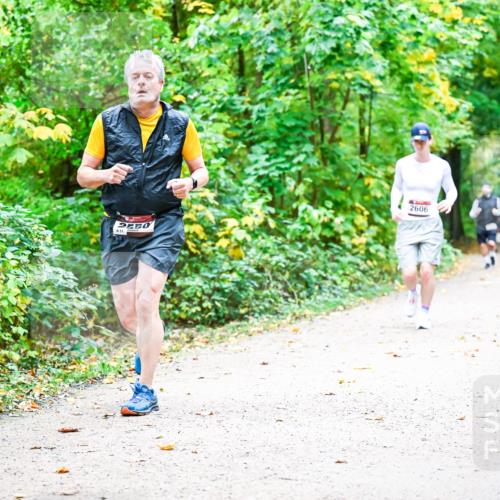 12.10.2025 - Bramfelder Halbmarathon 2025 Dr. Thomas Lammeyer http://msf.ph/oto/9343029 12.10.2025 09:56:59 Laufen 2606 meine-sportfotos.de