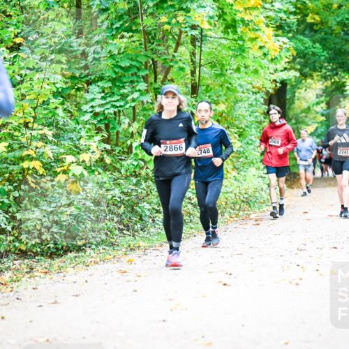 12.10.2025 - Bramfelder Halbmarathon 2025 Dr. Thomas Lammeyer http://msf.ph/oto/9343365 12.10.2025 09:58:14 Laufen 599, 2866, 748, 2569, 2743 meine-sportfotos.de