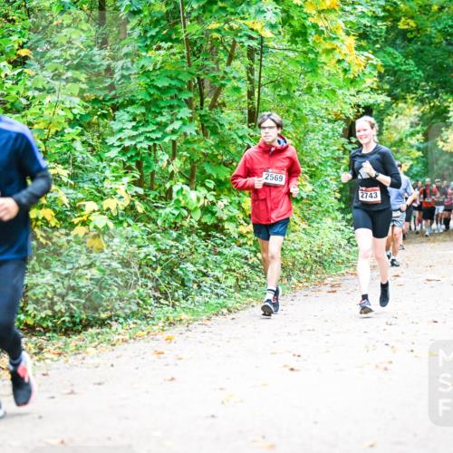 12.10.2025 - Bramfelder Halbmarathon 2025 Dr. Thomas Lammeyer http://msf.ph/oto/9343383 12.10.2025 09:58:16 Laufen 2748, 2569, 2743 meine-sportfotos.de