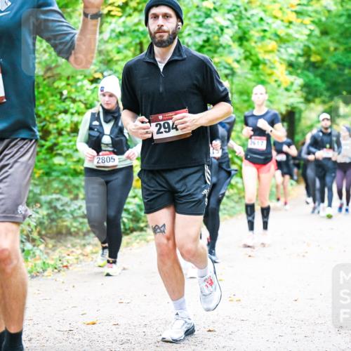 12.10.2025 - Bramfelder Halbmarathon 2025 Dr. Thomas Lammeyer http://msf.ph/oto/9343584 12.10.2025 09:58:53 Laufen 2727, 2805, 34, 294, 2617 meine-sportfotos.de