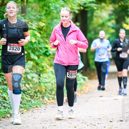 12.10.2025 - Bramfelder Halbmarathon 2025 Dr. Thomas Lammeyer http://msf.ph/oto/9343694 12.10.2025 09:59:29 Laufen 2820, 2819 meine-sportfotos.de