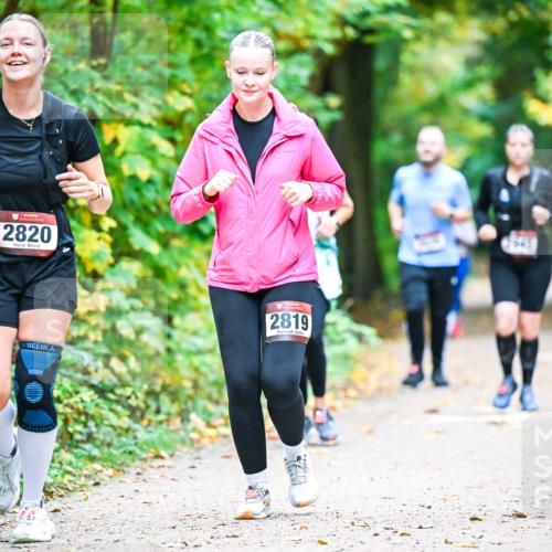 12.10.2025 - Bramfelder Halbmarathon 2025 Dr. Thomas Lammeyer http://msf.ph/oto/9343696 12.10.2025 09:59:29 Laufen 2820, 2819 meine-sportfotos.de