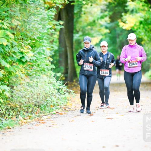 12.10.2025 - Bramfelder Halbmarathon 2025 Dr. Thomas Lammeyer http://msf.ph/oto/9343883 12.10.2025 10:01:16 Laufen 2728, 2836, 2849 meine-sportfotos.de