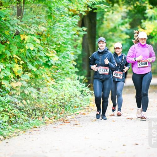 12.10.2025 - Bramfelder Halbmarathon 2025 Dr. Thomas Lammeyer http://msf.ph/oto/9343894 12.10.2025 10:01:18 Laufen 2728, 2836, 2849 meine-sportfotos.de