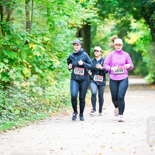 12.10.2025 - Bramfelder Halbmarathon 2025 Dr. Thomas Lammeyer http://msf.ph/oto/9343902 12.10.2025 10:01:19 Laufen 2728, 2836, 2849 meine-sportfotos.de