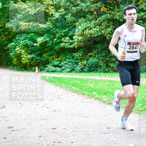 12.10.2025 - Bramfelder Halbmarathon 2025 Dr. Thomas Lammeyer http://msf.ph/oto/9344088 12.10.2025 10:03:15 Laufen 2847 meine-sportfotos.de