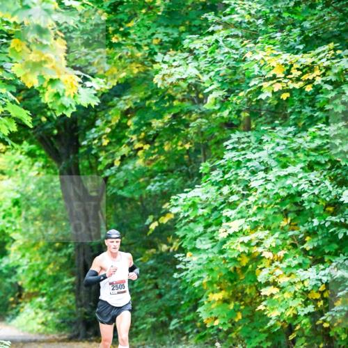 12.10.2025 - Bramfelder Halbmarathon 2025 Dr. Thomas Lammeyer http://msf.ph/oto/9344132 12.10.2025 10:04:50 Laufen 2505 meine-sportfotos.de
