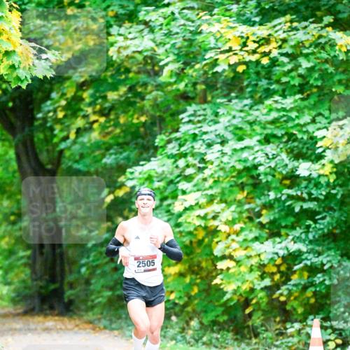 12.10.2025 - Bramfelder Halbmarathon 2025 Dr. Thomas Lammeyer http://msf.ph/oto/9344143 12.10.2025 10:04:51 Laufen 2505 meine-sportfotos.de