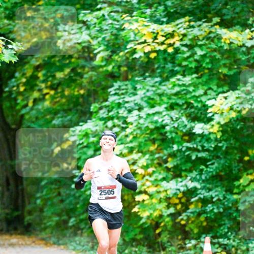 12.10.2025 - Bramfelder Halbmarathon 2025 Dr. Thomas Lammeyer http://msf.ph/oto/9344148 12.10.2025 10:04:52 Laufen 2505 meine-sportfotos.de