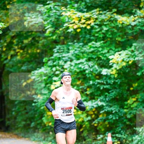 12.10.2025 - Bramfelder Halbmarathon 2025 Dr. Thomas Lammeyer http://msf.ph/oto/9344152 12.10.2025 10:04:53 Laufen 2505, 812 meine-sportfotos.de