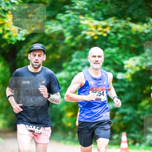 12.10.2025 - Bramfelder Halbmarathon 2025 Dr. Thomas Lammeyer http://msf.ph/oto/9344342 12.10.2025 10:08:28 Laufen 40, 554, 97 meine-sportfotos.de