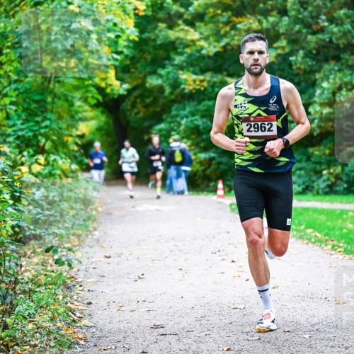 12.10.2025 - Bramfelder Halbmarathon 2025 Dr. Thomas Lammeyer http://msf.ph/oto/9344378 12.10.2025 10:09:00 Laufen 2962 meine-sportfotos.de