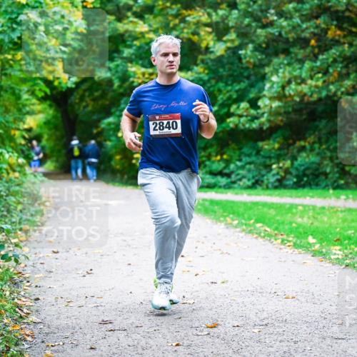12.10.2025 - Bramfelder Halbmarathon 2025 Dr. Thomas Lammeyer http://msf.ph/oto/9344419 12.10.2025 10:09:09 Laufen 2840 meine-sportfotos.de