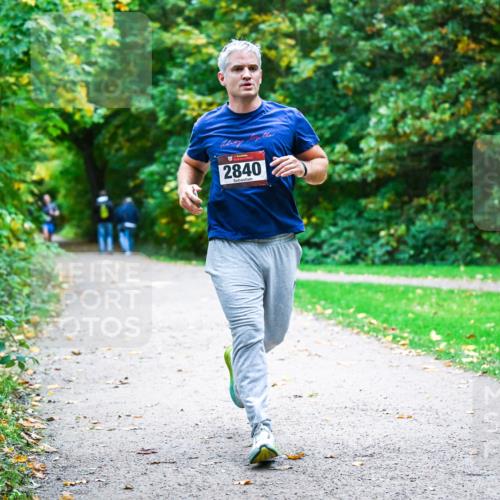 12.10.2025 - Bramfelder Halbmarathon 2025 Dr. Thomas Lammeyer http://msf.ph/oto/9344420 12.10.2025 10:09:09 Laufen 2840 meine-sportfotos.de