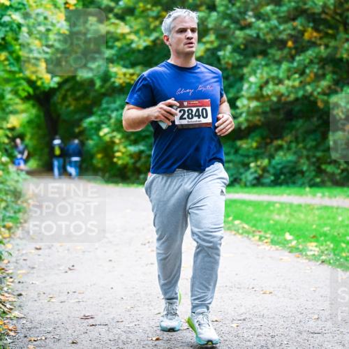 12.10.2025 - Bramfelder Halbmarathon 2025 Dr. Thomas Lammeyer http://msf.ph/oto/9344422 12.10.2025 10:09:09 Laufen 2840 meine-sportfotos.de