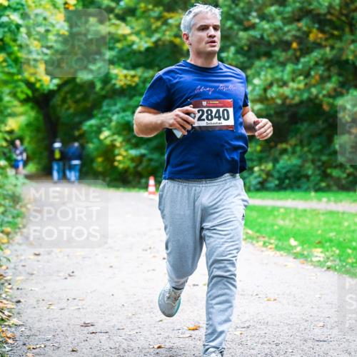 12.10.2025 - Bramfelder Halbmarathon 2025 Dr. Thomas Lammeyer http://msf.ph/oto/9344423 12.10.2025 10:09:09 Laufen 2840 meine-sportfotos.de