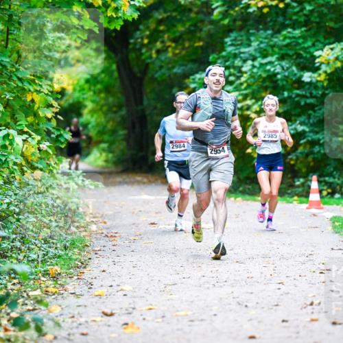 12.10.2025 - Bramfelder Halbmarathon 2025 Dr. Thomas Lammeyer http://msf.ph/oto/9344980 12.10.2025 10:13:30 Laufen 2984, 2954, 2985 meine-sportfotos.de