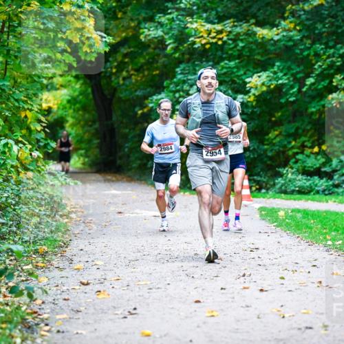 12.10.2025 - Bramfelder Halbmarathon 2025 Dr. Thomas Lammeyer http://msf.ph/oto/9344988 12.10.2025 10:13:31 Laufen 2984, 2954, 2985 meine-sportfotos.de