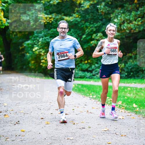 12.10.2025 - Bramfelder Halbmarathon 2025 Dr. Thomas Lammeyer http://msf.ph/oto/9345002 12.10.2025 10:13:34 Laufen 2984, 985 meine-sportfotos.de