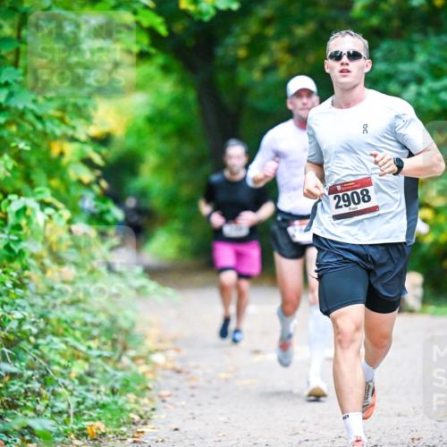 12.10.2025 - Bramfelder Halbmarathon 2025 Dr. Thomas Lammeyer http://msf.ph/oto/9345248 12.10.2025 10:14:48 Laufen 2908 meine-sportfotos.de