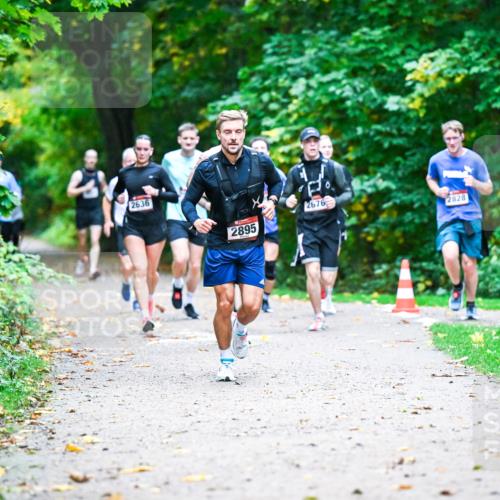 12.10.2025 - Bramfelder Halbmarathon 2025 Dr. Thomas Lammeyer http://msf.ph/oto/9345301 12.10.2025 10:15:05 Laufen 2636, 2895, 2676, 2828 meine-sportfotos.de