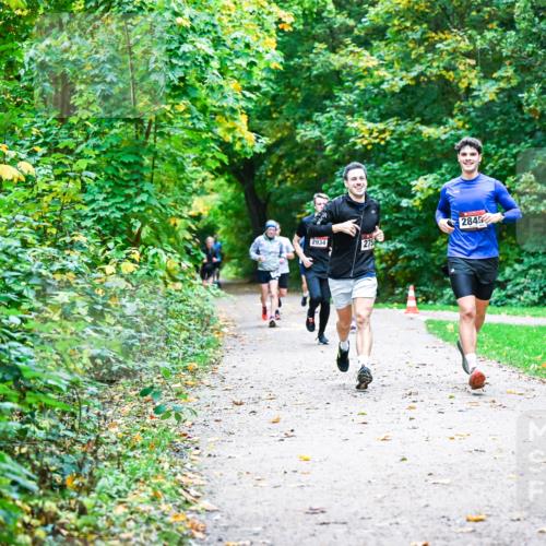 12.10.2025 - Bramfelder Halbmarathon 2025 Dr. Thomas Lammeyer http://msf.ph/oto/9345418 12.10.2025 10:15:45 Laufen 2845, 2934, 2924, 275 meine-sportfotos.de