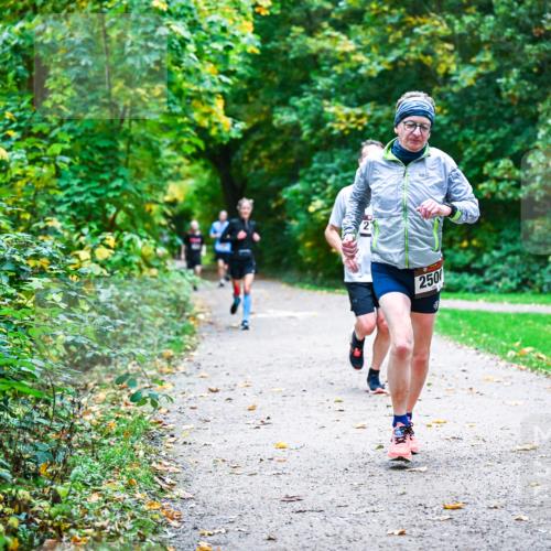 12.10.2025 - Bramfelder Halbmarathon 2025 Dr. Thomas Lammeyer http://msf.ph/oto/9345450 12.10.2025 10:15:50 Laufen 2500, 250, 2915 meine-sportfotos.de