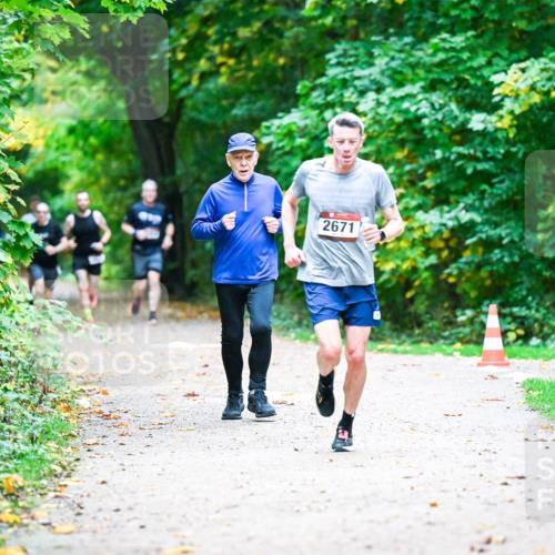12.10.2025 - Bramfelder Halbmarathon 2025 Dr. Thomas Lammeyer http://msf.ph/oto/9345512 12.10.2025 10:16:11 Laufen 2671 meine-sportfotos.de