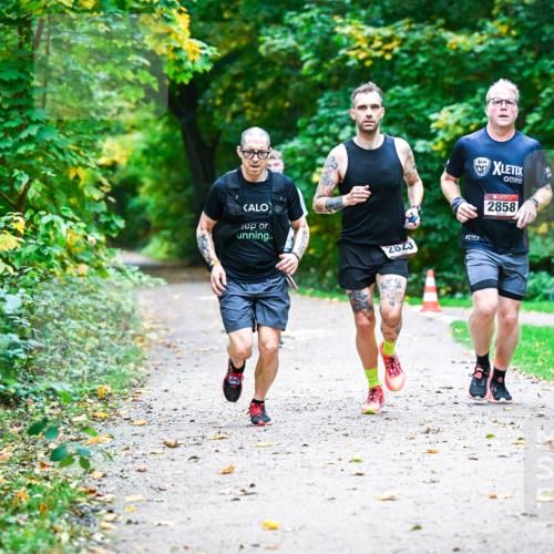 12.10.2025 - Bramfelder Halbmarathon 2025 Dr. Thomas Lammeyer http://msf.ph/oto/9345547 12.10.2025 10:16:21 Laufen 057, 2823, 2858 meine-sportfotos.de