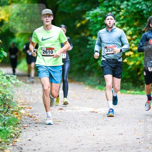 12.10.2025 - Bramfelder Halbmarathon 2025 Dr. Thomas Lammeyer http://msf.ph/oto/9345722 12.10.2025 10:17:15 Laufen 838, 2610, 252, 11 meine-sportfotos.de