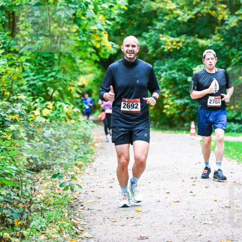 12.10.2025 - Bramfelder Halbmarathon 2025 Dr. Thomas Lammeyer http://msf.ph/oto/9345934 12.10.2025 10:17:58 Laufen 2704, 2692 meine-sportfotos.de