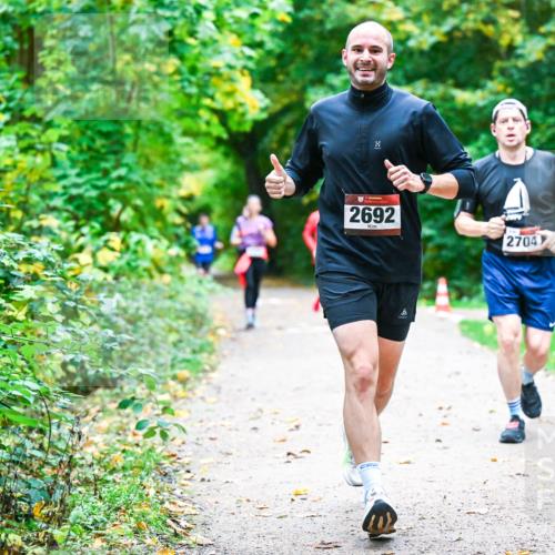 12.10.2025 - Bramfelder Halbmarathon 2025 Dr. Thomas Lammeyer http://msf.ph/oto/9345937 12.10.2025 10:17:58 Laufen 2692, 2704, 6 meine-sportfotos.de