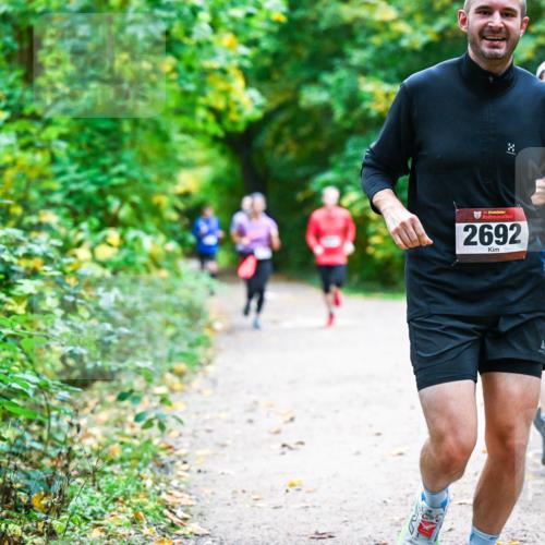 12.10.2025 - Bramfelder Halbmarathon 2025 Dr. Thomas Lammeyer http://msf.ph/oto/9345941 12.10.2025 10:17:59 Laufen 34, 2692 meine-sportfotos.de
