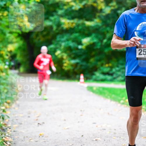 12.10.2025 - Bramfelder Halbmarathon 2025 Dr. Thomas Lammeyer http://msf.ph/oto/9346459 12.10.2025 10:20:06 Laufen 34, 2548 meine-sportfotos.de