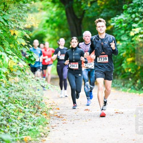 12.10.2025 - Bramfelder Halbmarathon 2025 Dr. Thomas Lammeyer http://msf.ph/oto/9346692 12.10.2025 10:21:15 Laufen 2739, 2963, 2709 meine-sportfotos.de
